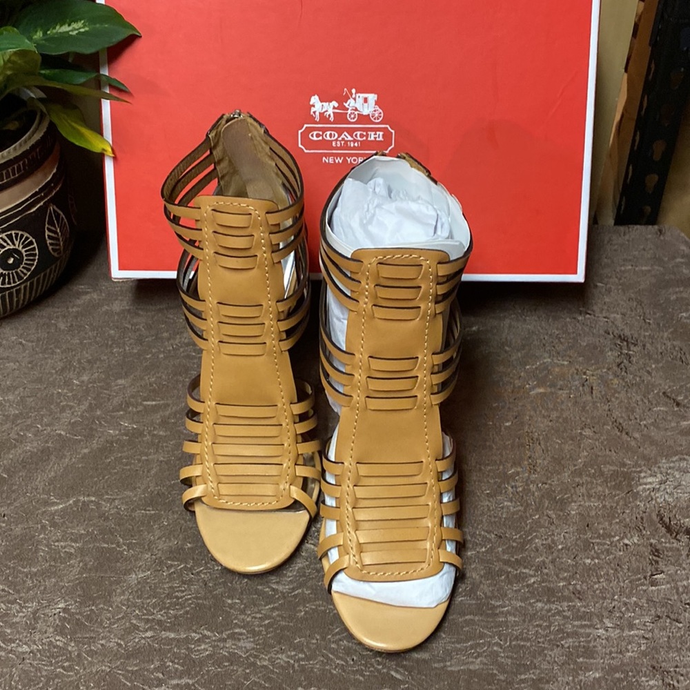 New/never worn size 10M Lucy Veg Leather Light Tan pumps.